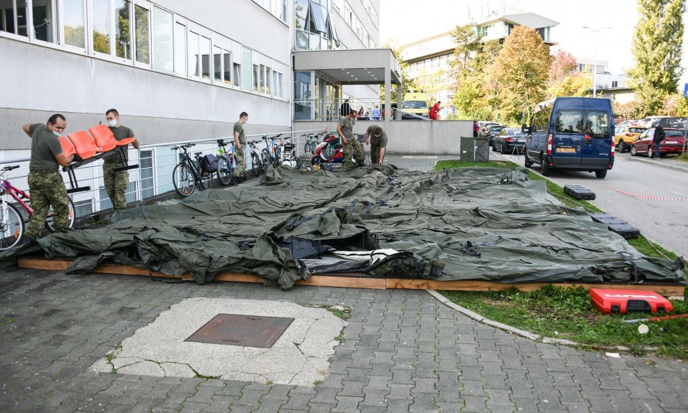 Hrvatska vojska postavlja šatore ispred KBC Zagreb