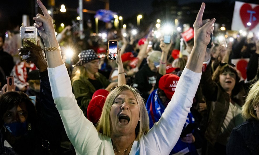 Trumpovi simpatizeri ispred bolnice Walter Reed, u kojoj je američki predsjednik liječen od koronavirusa