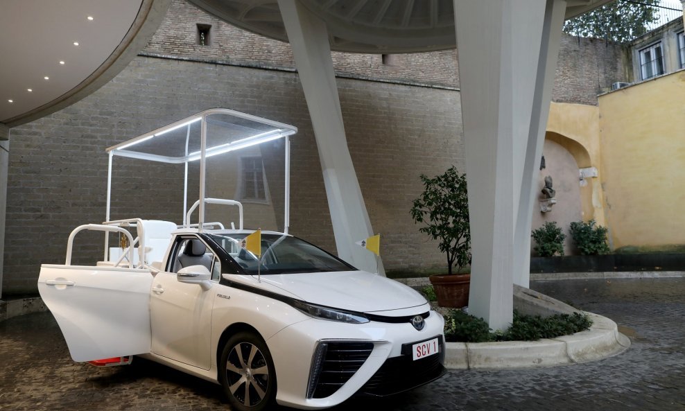 Toyota Mirai s pogonom na gotivne članke je novi službeni papamobil