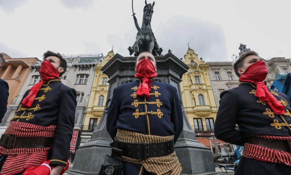 Pripadnici Kravat-pukovnije iskoristili su kravate kao maske, no simbolika ipak ne pomaže - broj oboljelih u stalnom je rastu