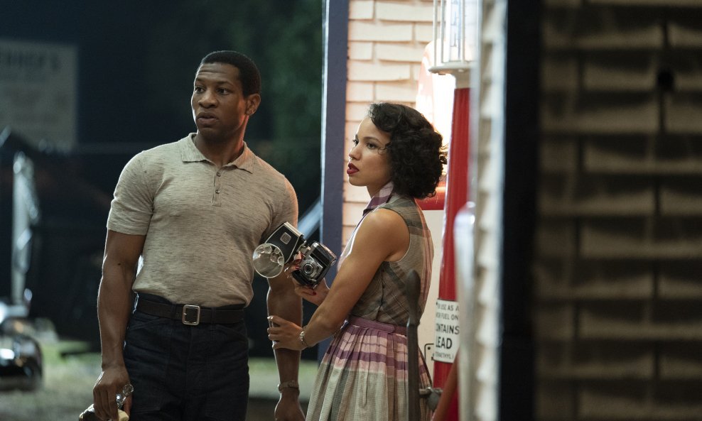 Jurnee Smollett kao Leti i Jonathan Majors kao Tic u seriji 'Lovecraftova zemlja'