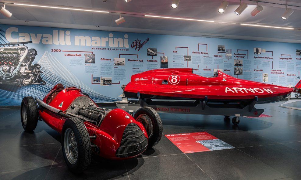 trkaći motorni čamac Arno II° i motor koji ga je pokretao, onaj Tipo 158 Alfetta