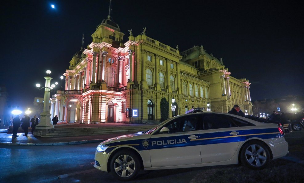 Policija ispred zgrade HNK u Zagrebu, oko koje se donedavno okupljalo mnogo mladih / ilustracija