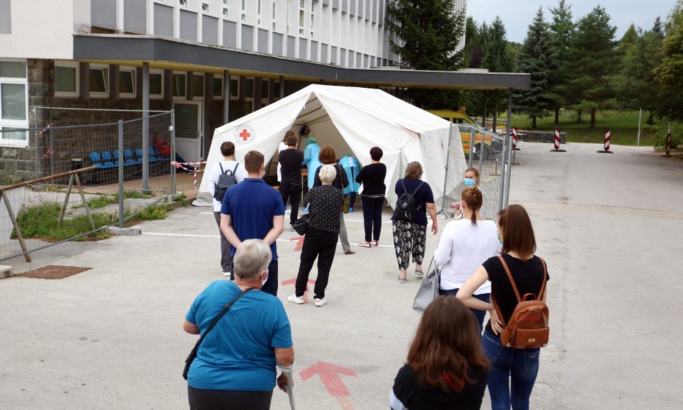 Testiranje pred Općom bolnicom Karlovac