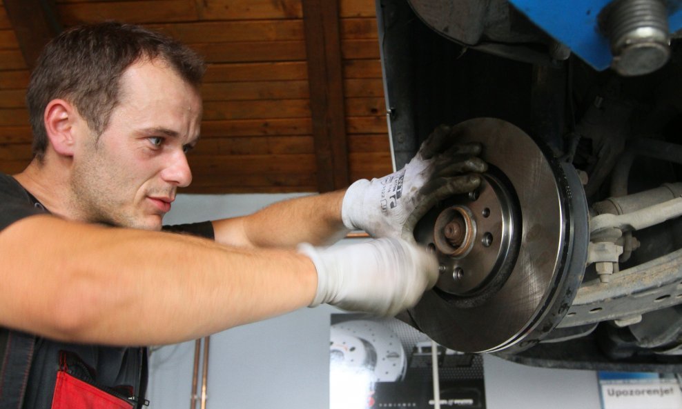 30.07.2014., Koprivnica - Zamjena dotrajalih kocionih diskova i plocica u autoservisu Busnja. Photo: Marijan Susenj/PIXSELL