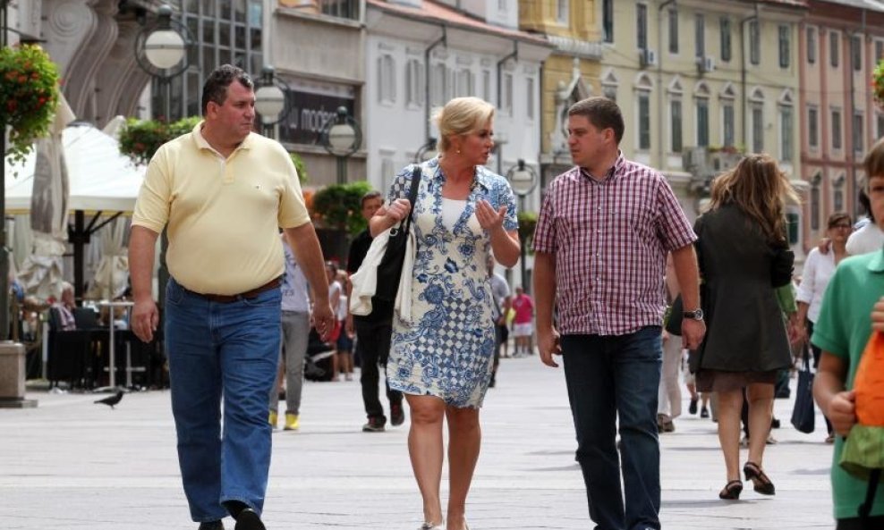 Oleg Butković (desno) u društvu Kolinde Grabar Kitarović i njezinog supruga Jakova, kolovoz 2014.