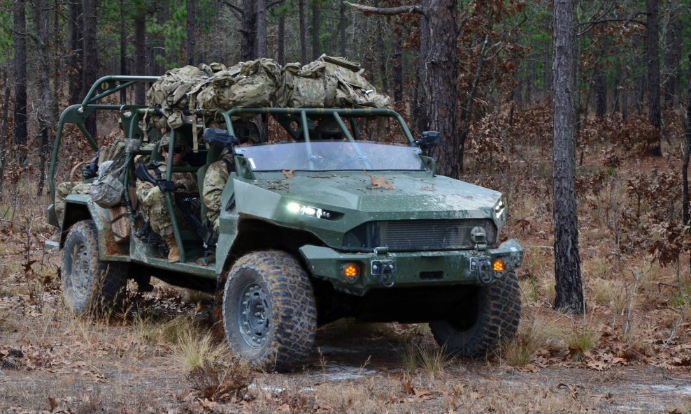 GM Defense Infantry Squad Vehicle (ISV) je izuzetno vojno terensko vozilo za prijevoz vojnika i opreme na terenu