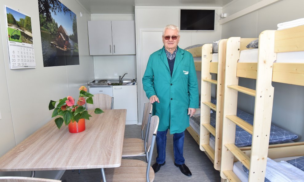 Šef Tehnixa Đuro Horvat u inovativnom proizvodu tvrtke - mobilnoj kućici za samoizolaciju