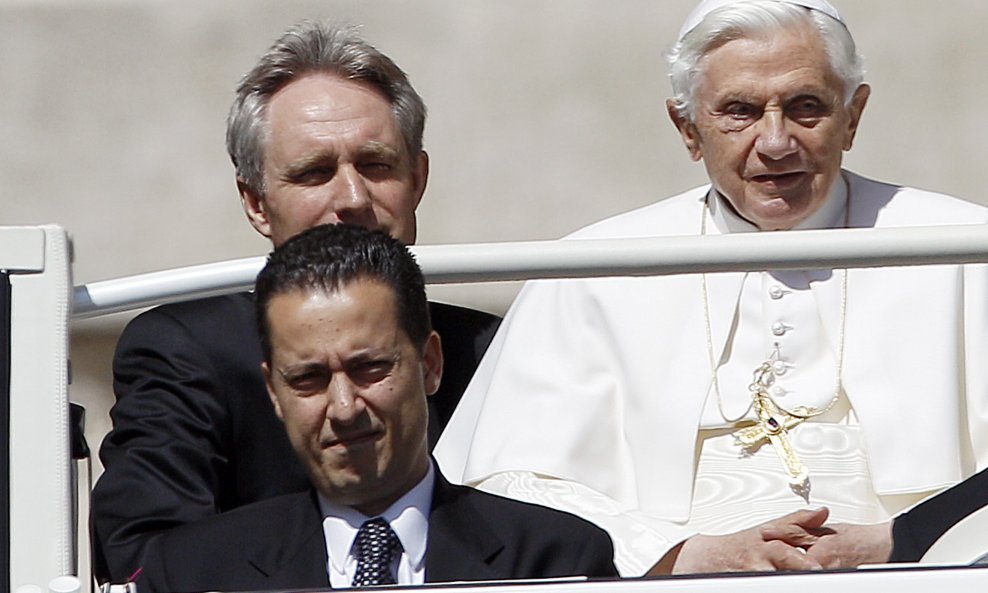 Paolo Gabriele (dolje) i papa Benedikt XVI.