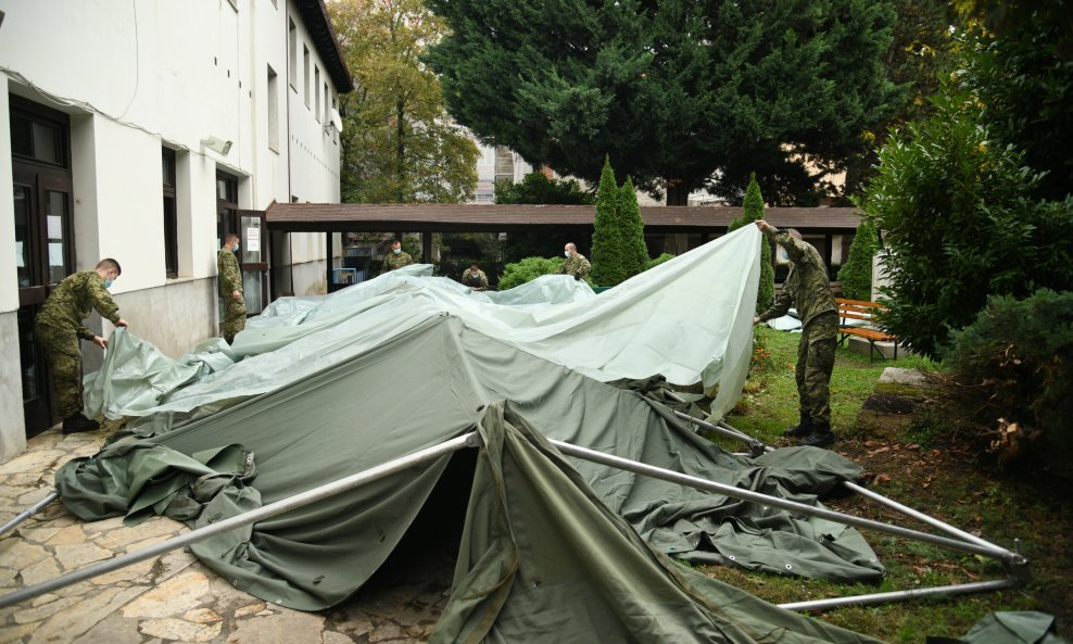 Vojska postavila šatore ispred Bazilike u Palmotićevoj