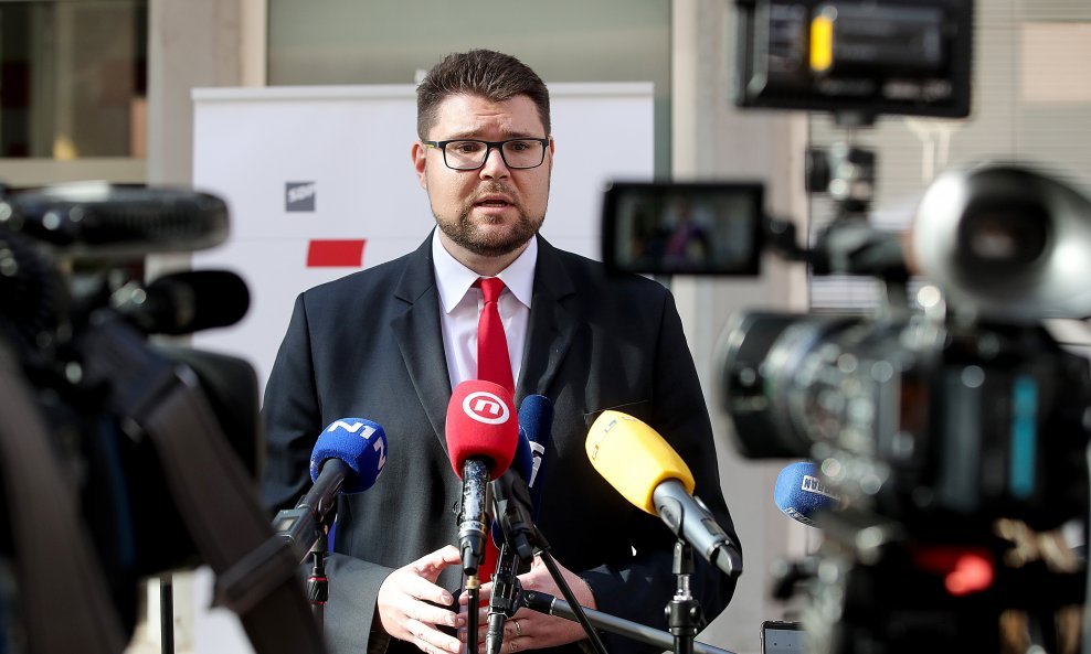 Peđa Grbin pred novinarima nakon sjednice Predsjedništva SDP-a