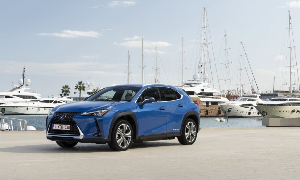 Lexus UX 300e je prvo baterijsko električno vozilo koje u narednim tjednima stiže u Lexusove salone na odabranim europskim tržištima.