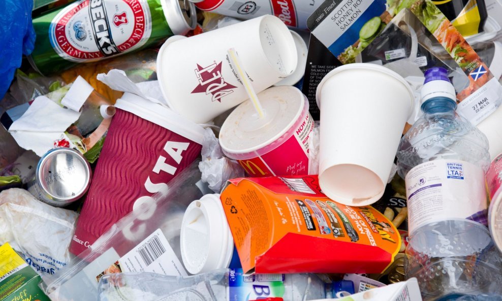Naličje pandemije je nagli rast uporabe plastike, od zaštitnih sredstava do jednokratkog pribora za jelo