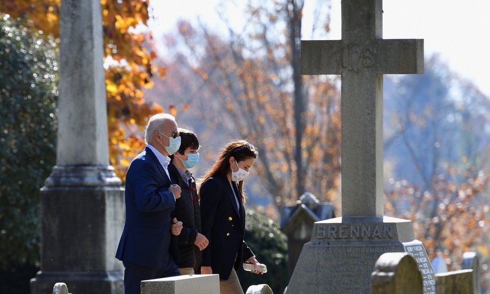 Joe Biden sa kćeri i unukom na groblju