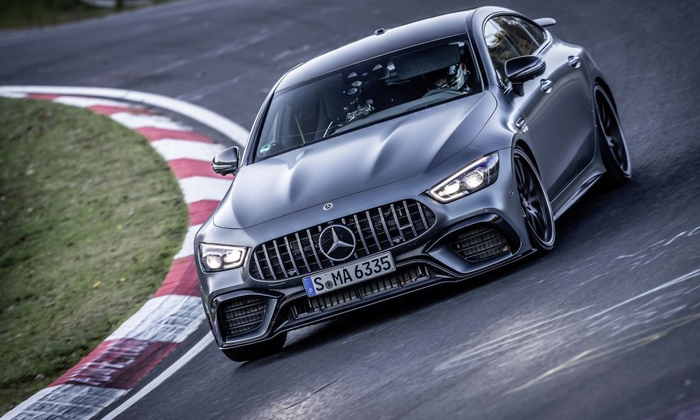 Mercedes-AMG GT 63 S 4MATIC+ koristi benzinski 4,0-litreni motor V8 Biturbo snage 639 KS i najvećeg okretnog momenta od 900 Nm dok mu je ubrzanje od 0 do 100 km/h 3,2 sekunde, a krajnja brzina 315 km/h