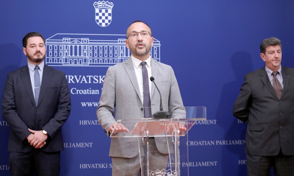 Hrvatski suverenisti na konferenciji za novinare o referendumu o uvođenju eura