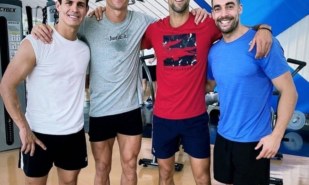 Cristiano Ronaldo (u svoj majici) i Novak Đoković (u crvenoj majici)