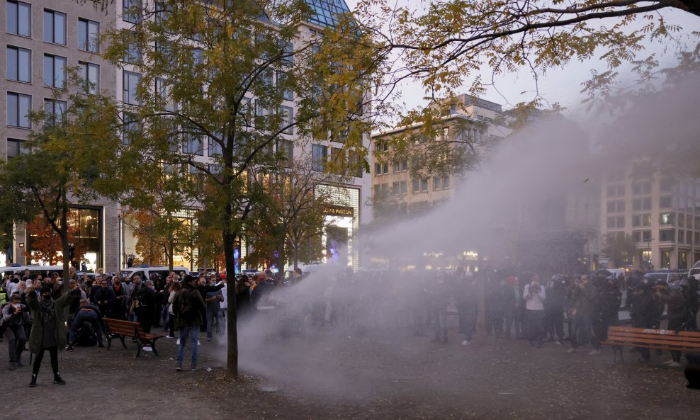 Prosvjed u Frankfurtu protiv restrikcija