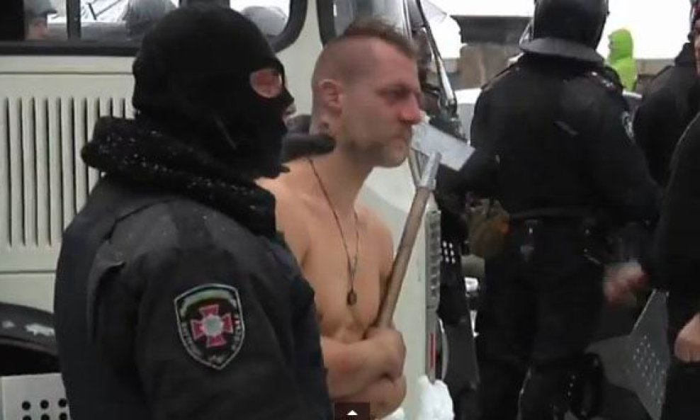policijska brutalnost ukrajina kijev prosvjednik