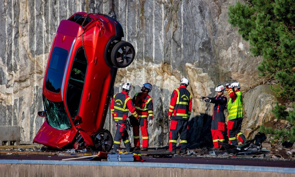 Ovako izgleda kada automobili Volva padnu s 30 metara visine