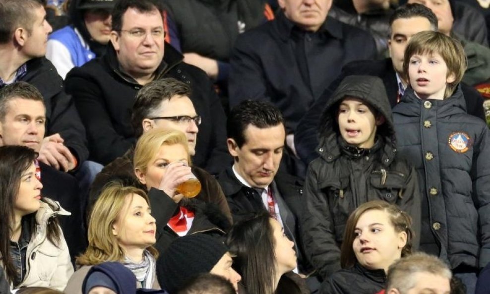 Kolinda Grabar Kitarović pije pivo na stadionu