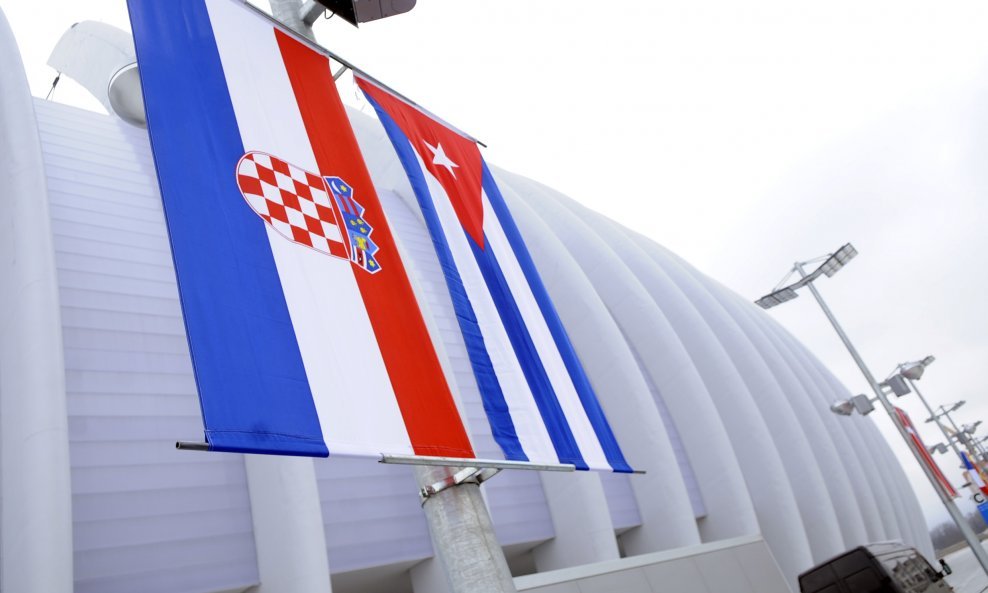 zastave ispred zagrebačke arene