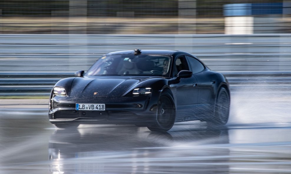 Porsche Taycan u uspješnom pokušaju postavljanja rekorda u driftanju