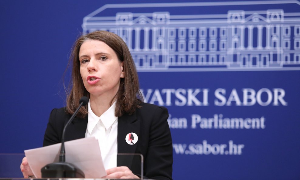 Katarina Peović na konferenciji za novinare u Hrvatskom saboru
