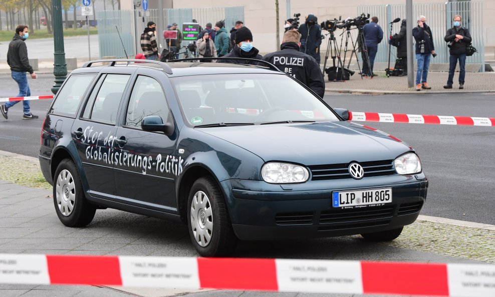 Njemačka policija u Berlinu ispituje napad automobilom na ured kancelarke Angele Merkel