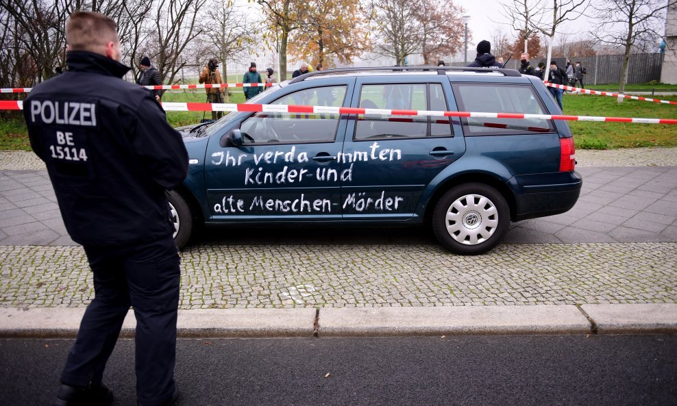 Njemačka policija ispred ureda kancelarke Merkel u Berlinu