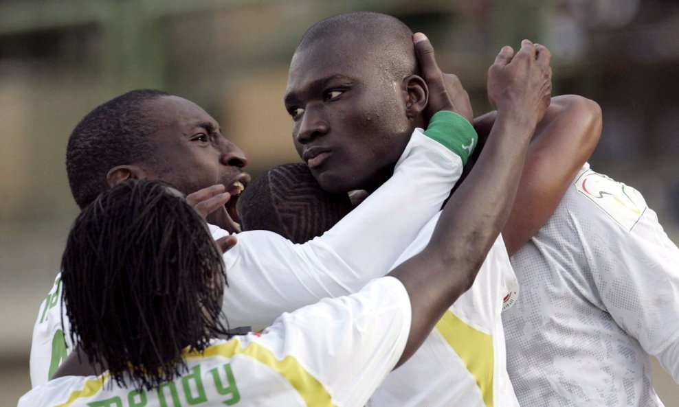 Papa Bouba Diop (desno)