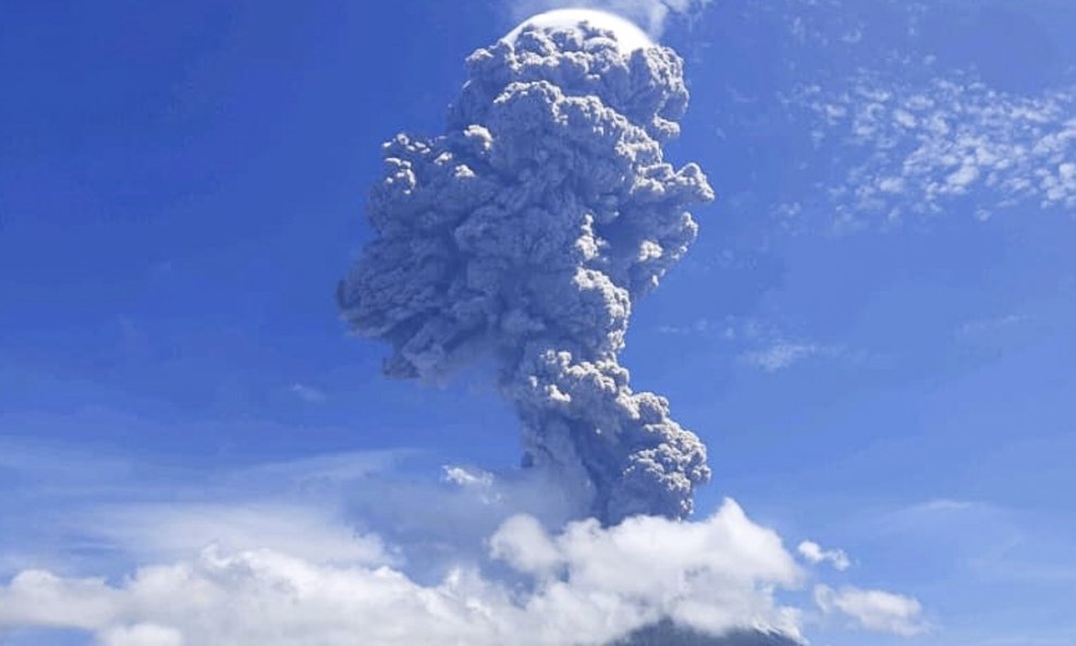 Erupcija vulkana Lewatolo