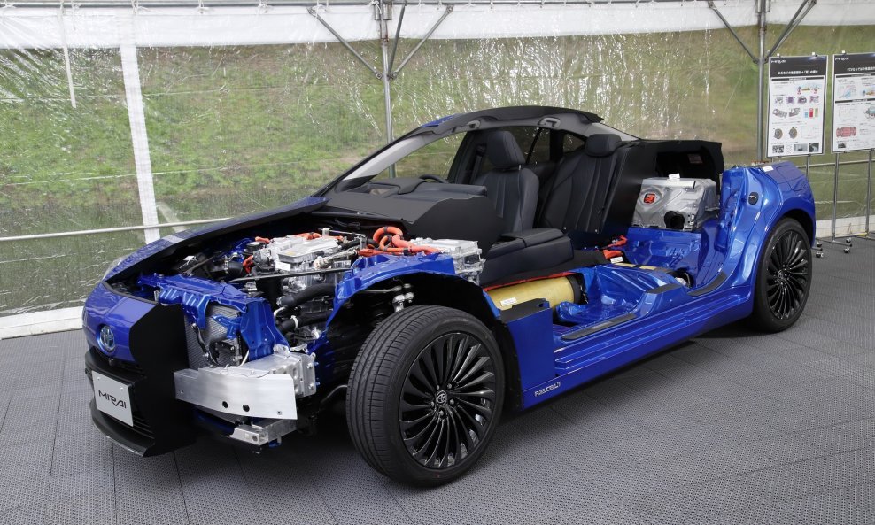 Nova Toyota Mirai 2. generacije je električno vozilo koje koristi vodikove gorivne ćelije (FCEV)