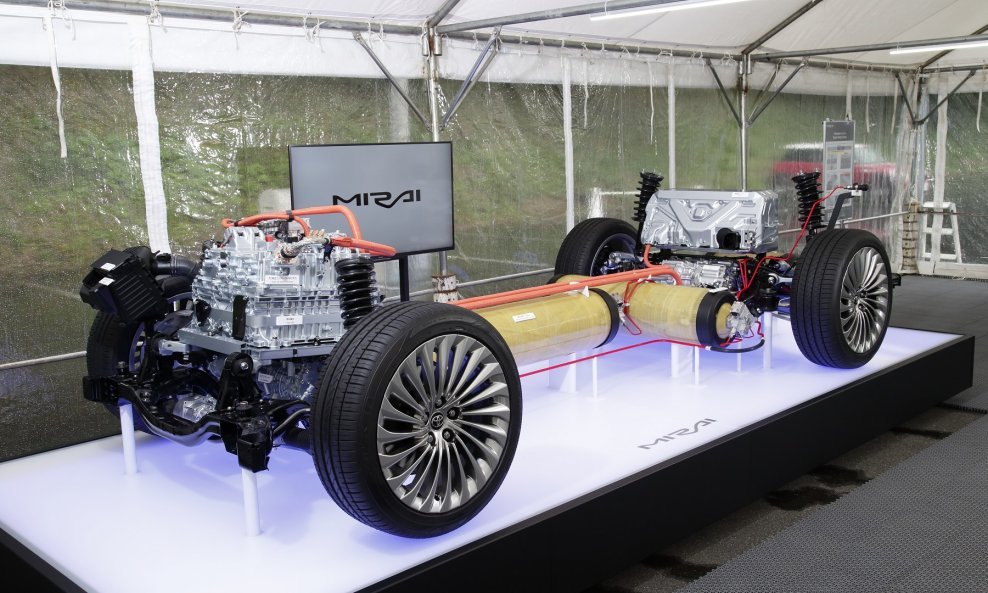 Novi Toyota Mirai 2. generacije koristi vodik kao pogonsko gorivo