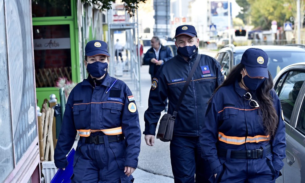 Pripadnici civilne zaštite upozoravaju građane na epidemiološke mjere