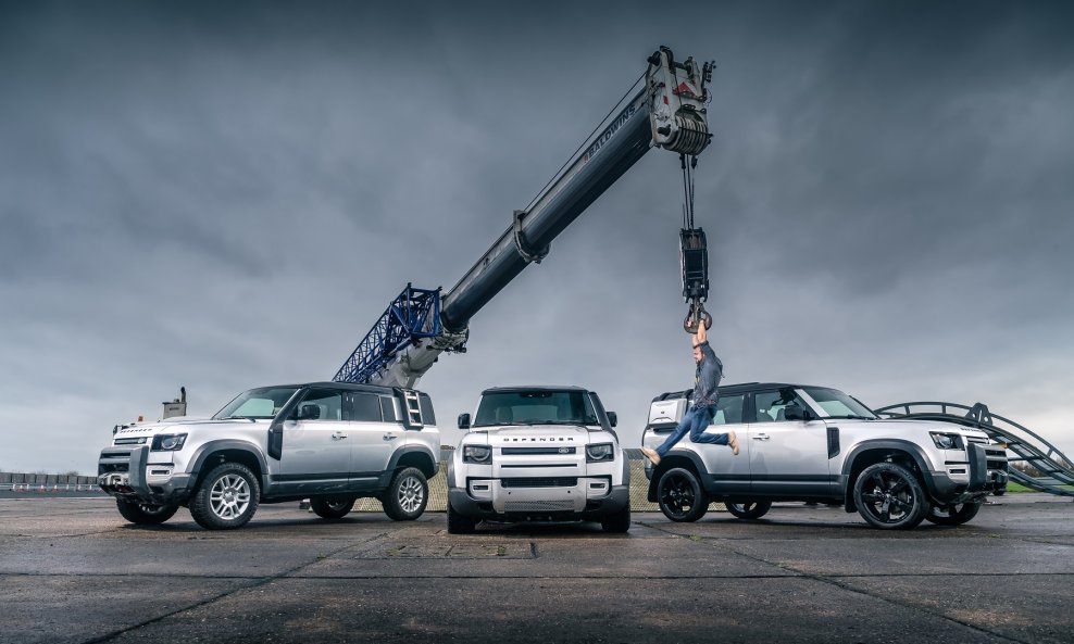 Britanski Top Gear je objesio tri Land Rover Defendera 110 na 60-metarski kran kako bi ispitao njegovu čvrstoću