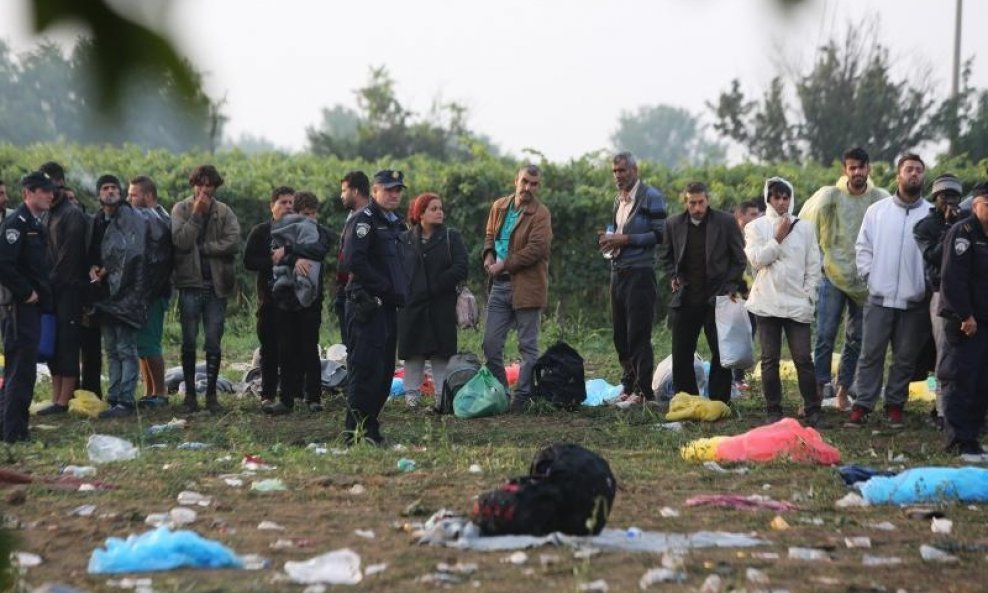  Izbjeglice koje dolaze preko Srbije i dalje pristižu u izbjeglički kam (7)
