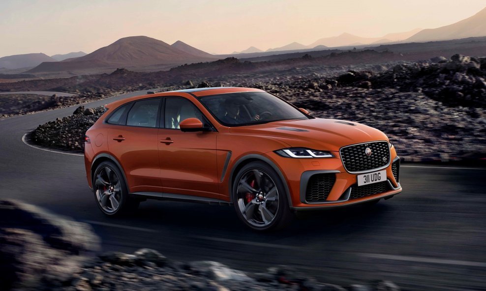 Jaguar F-Pace SVR - potpuno nova, majstorski izrađena unutrašnjost odlikuje se izborom ekskluzivnih materijala usmjerenih na performanse, a koji pružaju luksuzno i sportsko okruženje