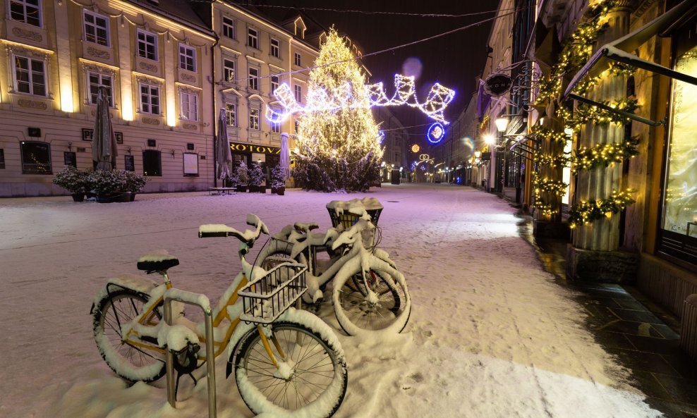 Adventsko raspoloženje u okićenoj Ljubljani kvari policijski sat