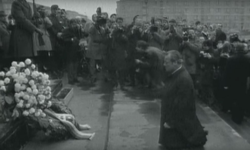 Njemački kancelar Willy Brandt kleči pred spomenikom žrtvama varšavskog geta