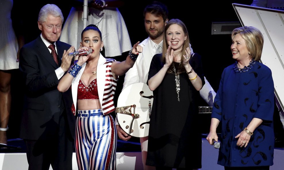 Katy Perry na predizbornom skupu Hillary Clinton, Chelsea Clinton i Bill Clinton