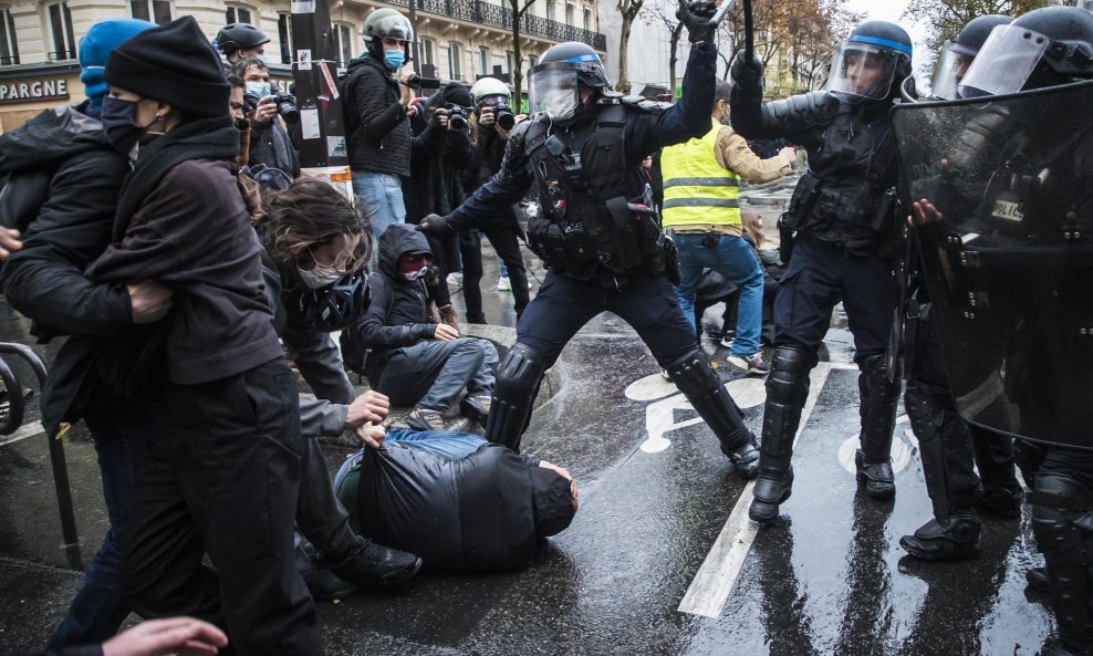 Prosvjed u Parizu protiv protupandemijskih mjera