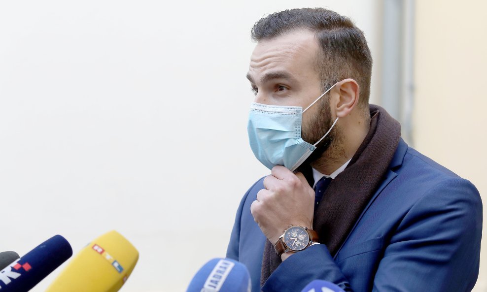 Josip Aladrović uoči sjednice Vlade daje izjave novinarima