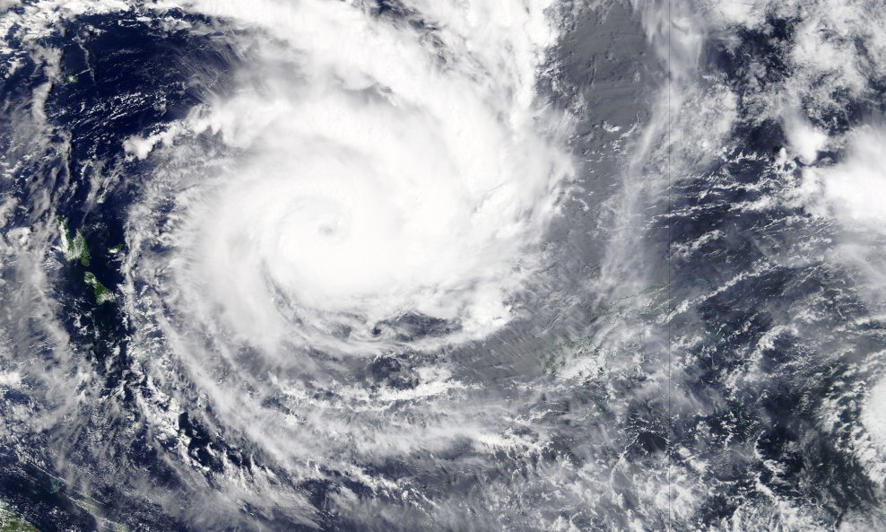 Satelitske snimke ciklona Yasa