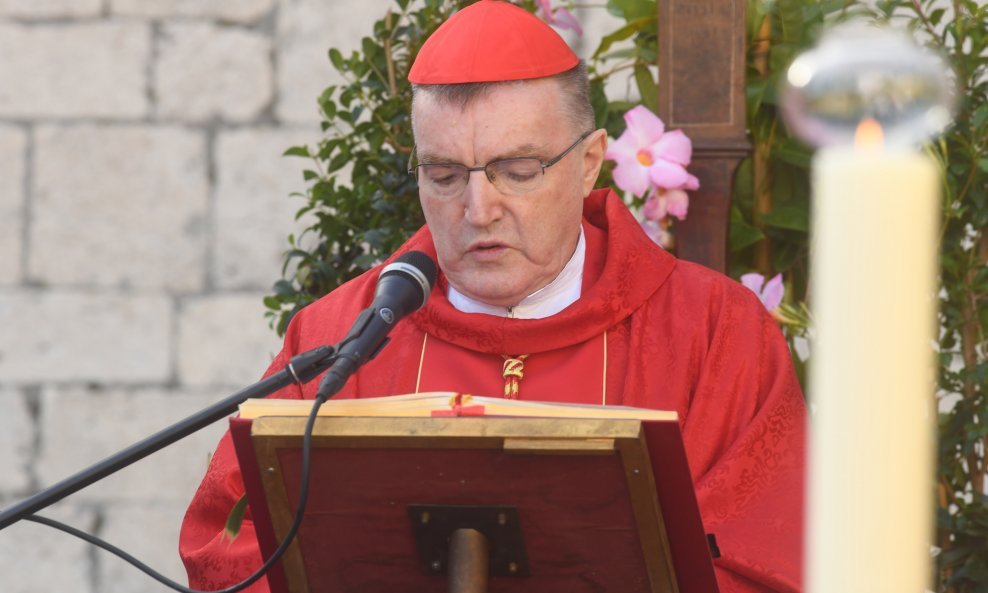 Kardinal Bozanić pozdravio je relaksiranje epidemioloških mjera za Badnjak i Božić
