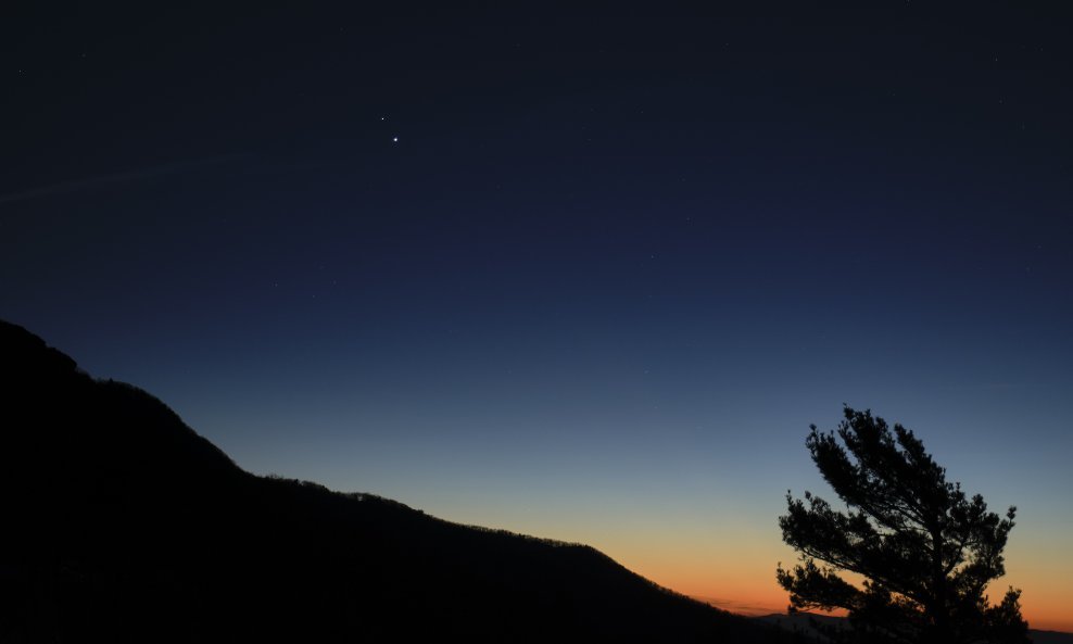 Saturn (gore) i Jupiter (dolje) bili su vidljivi nakon zalaska sunca iz nacionalnog parka Shenandoah, u nedjelju 13. prosinca. Danas će se još više približiti jedan drugome