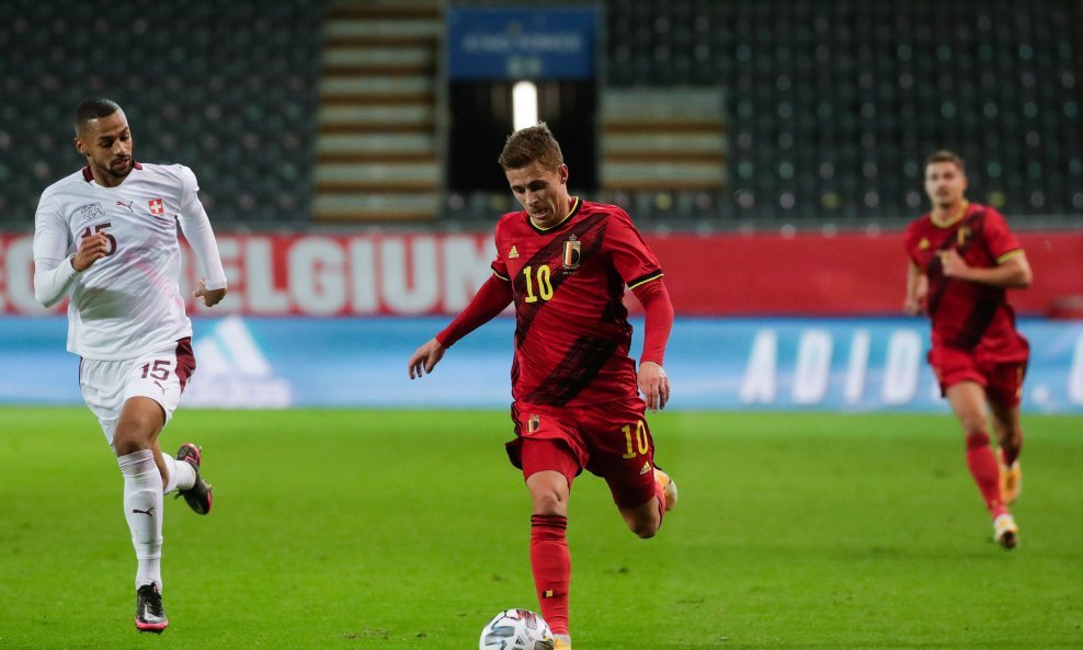 Thorgan Hazard (u crvenom dresu s brojem 10)