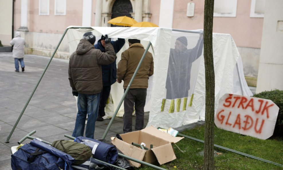 Vjernici štrajkaju glađu ispred varaždinske katedrale