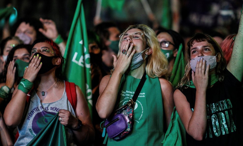 Slavlje prosvjednika u Buenos Airesu nakon izglasavanja zakona o legalizaciji pobačaja u Argentini