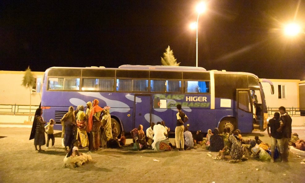 Ilustracija/Autobusima u pokrajini Tamanrasset često putuju migranti iz drugih afričkih država na putu prema Europi